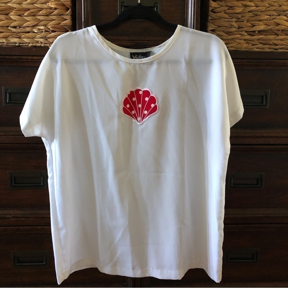 Vintage silk threads white short sleeve tee with shell design in size M